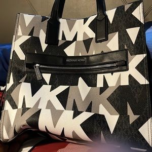 Michael Kors Tote black and white large monogram.